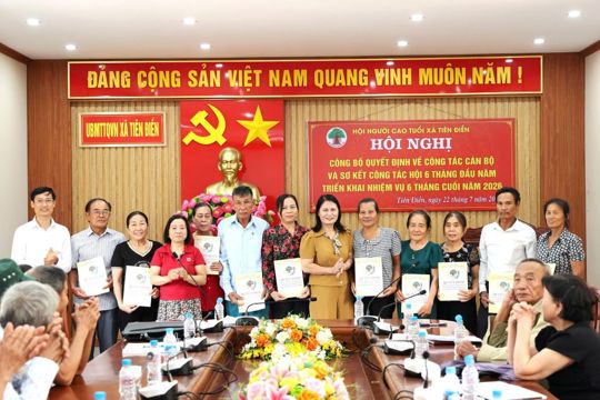Hội Người cao tuổi xã Tiên Điền công bố các quyết định về sắp xếp, tổ chức lại các chi hội sau sáp nhập thôn