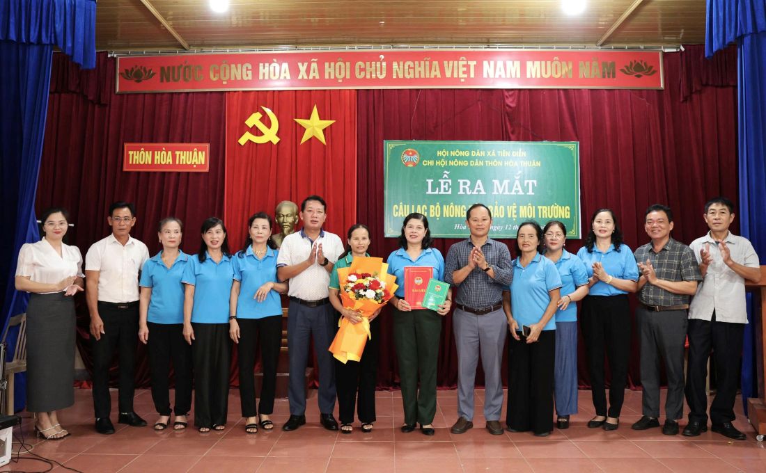 Ra mắt Câu lạc bộ “Nông dân tham gia bảo vệ môi trường” thôn Hòa Thuận.