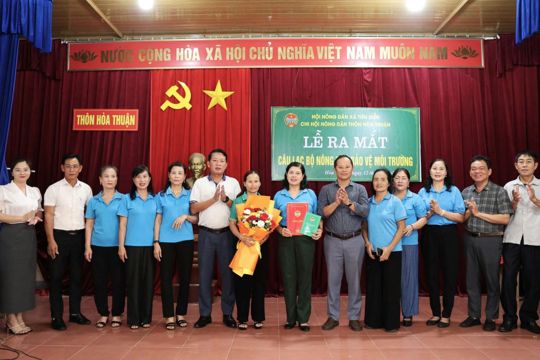 Ra mắt Câu lạc bộ “Nông dân tham gia bảo vệ môi trường” thôn Hòa Thuận. 