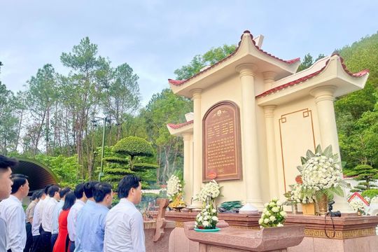 Lãnh đạo xã Tiên Điền ( Hà Tĩnh) thành kính dâng hương tại Khu di tích lịch sử Quốc gia đặc biệt Ngã ba Đồng Lộc