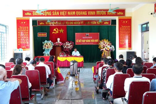 Chi bộ thôn Hồng Mỹ tổ chức Lễ kết nạp Đảng viên mới