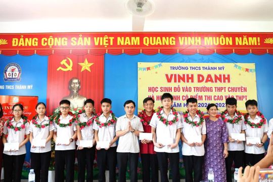 Vinh danh học sinh đỗ vào trường THPT chuyên và học sinh có điểm thi cao vào THPT.