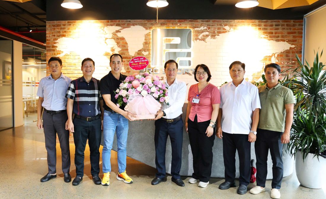 Lãnh đạo xã Tiên Điền chúc mừng doanh nghiệp, doanh nhân đang hoạt động sản xuất, kinh doanh trên địa bàn