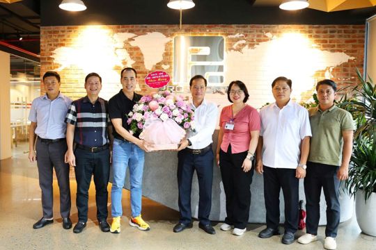 Lãnh đạo xã Tiên Điền chúc mừng doanh nghiệp, doanh nhân đang hoạt động sản xuất, kinh doanh trên địa bàn