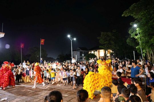 Hơn 200 phần thưởng được trao tặng tại đêm hội trăng rằm thôn Minh Khai