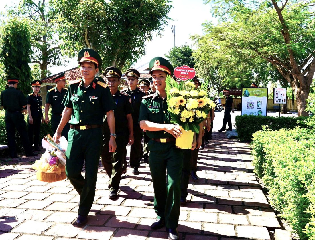 Đoàn công tác Bộ CHQS tỉnh Bô Ly Khăm Xay (Lào) thăm, giao lưu với Ban CHQS xã Tiên Điền