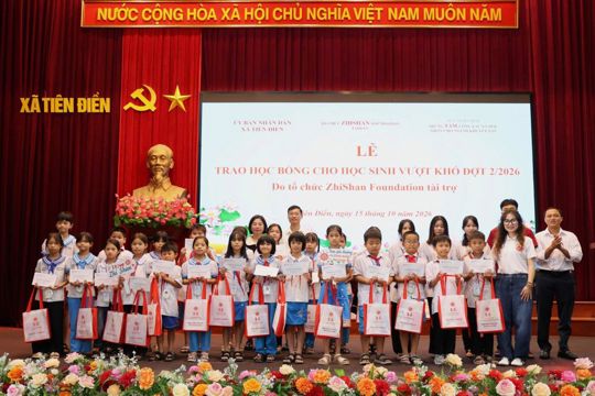 Tổ chức Zhi Shan Foundation trao học bổng cho 56 học sinh và khen thưởng thành tích học sinh vượt khó các xã, phường. 