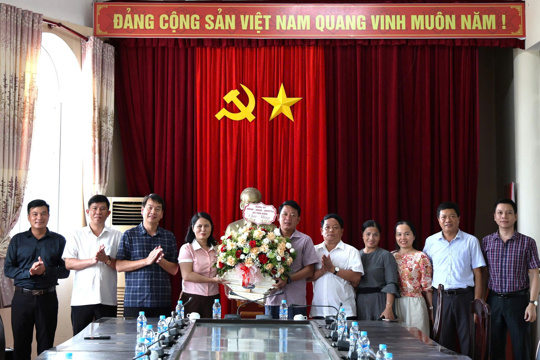 Lãnh đạo xã Tiên Điền chúc mừng Trung tâm DVTT nhân kỷ niệm 101 năm Ngày Báo chí Cách mạng Việt Nam 
