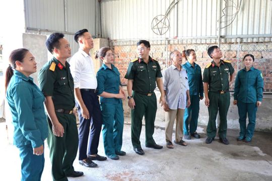 Trao kinh phí của Bộ tư lệnh QK4 hỗ trợ chiến sĩ dân quân tự vệ có hoàn cảnh khó khăn sửa chữa nhà ở 