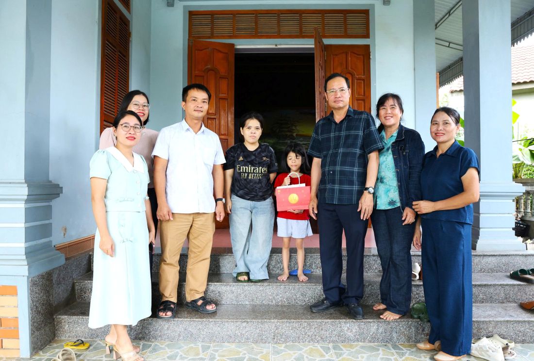 Bí thư đảng ủy xã Tiên Điền Nguyễn Văn Hiếu cùng các đoàn công tác của BTV Đảng ủy tặng quà Tết Trung thu năm 2026