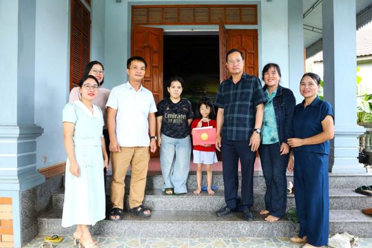 Bí thư đảng ủy xã Tiên Điền Nguyễn Văn Hiếu cùng các đoàn công tác của BTV Đảng ủy tặng quà Tết Trung thu năm 2026 