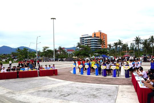 Sôi động và kịch tính các trận đấu mở màn ngay sau lễ khai mạc giải bóng chuyền nam Tiên Điền mở rộng