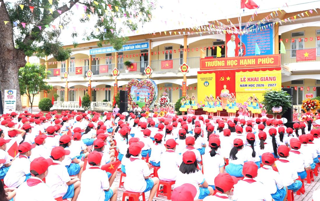 Trường Tiểu học Tiên Điền đón Cờ thi đua của Chính phủ và Bằng công nhận đạt chuẩn quốc gia mức độ 2