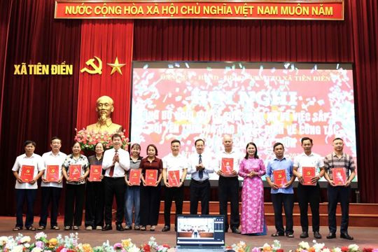 Công bố Nghị Quyết của HĐND xã về việc sắp xếp, đổi tên thôn và các quyết định về công tác tổ chức Cán bộ thôn.