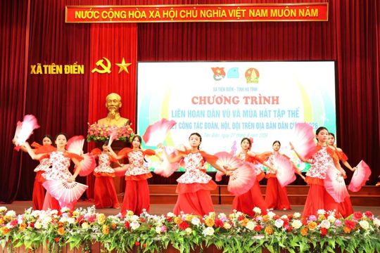 Mãn nhãn chương trình liên hoan Dân vũ, múa hát tập thể của Đoàn xã Tiên Điền. 