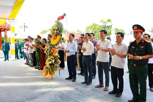 Lãnh đạo xã Tiên Điền dâng hương tưởng niệm 20 liệt sĩ Đại đội Pháo binh 45 Hà Tĩnh