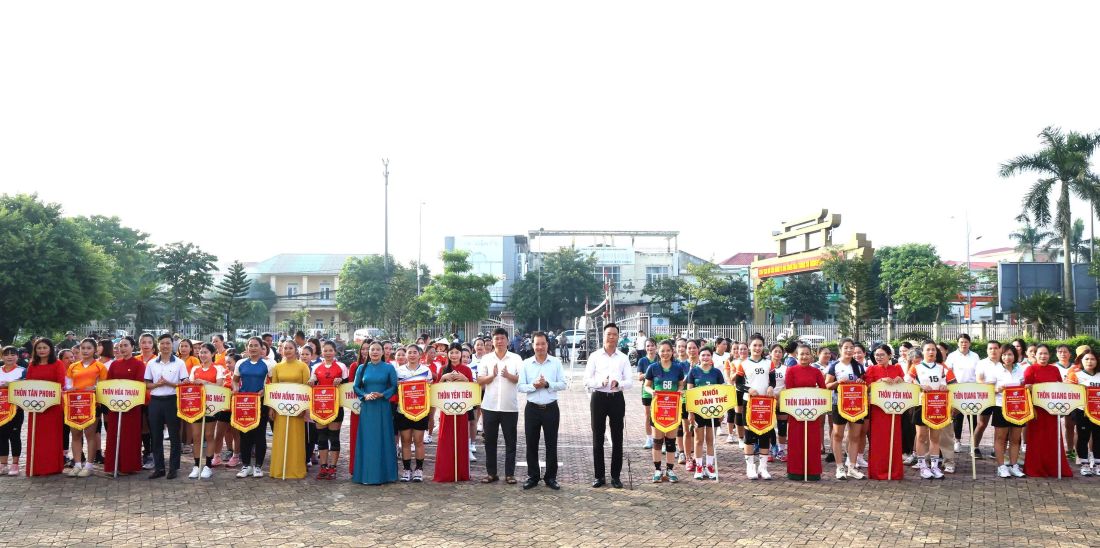 Khai mạc Giải bóng chuyền nữ, chào mừng kỷ niệm 96 năm Ngày thành lập Hội Liên hiệp Phụ nữ Việt Nam.