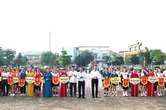 Khai mạc Giải bóng chuyền nữ, chào mừng kỷ niệm 96 năm Ngày thành lập Hội Liên hiệp Phụ nữ Việt Nam. 