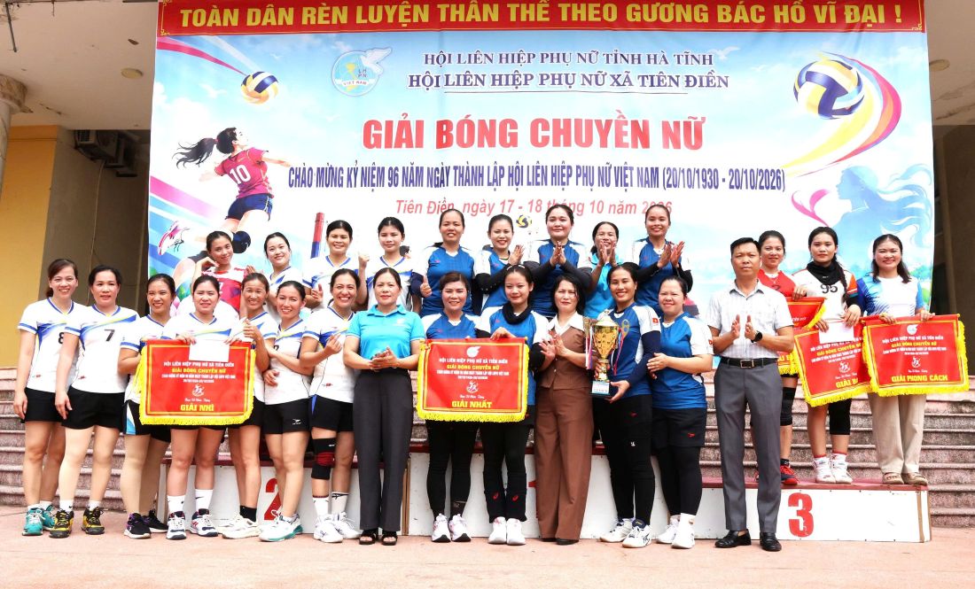 Đội bóng thôn Hồng Thuận đoạt cúp bóng chuyền nữ xã Tiên Điền chào mừng 96 năm ngày thành lập hội LHPN Việt Nam.