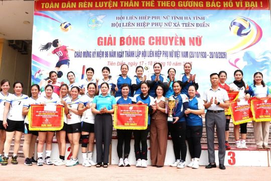 Đội bóng thôn Hồng Thuận đoạt cúp bóng chuyền nữ xã Tiên Điền chào mừng 96 năm ngày thành lập hội LHPN Việt Nam. 