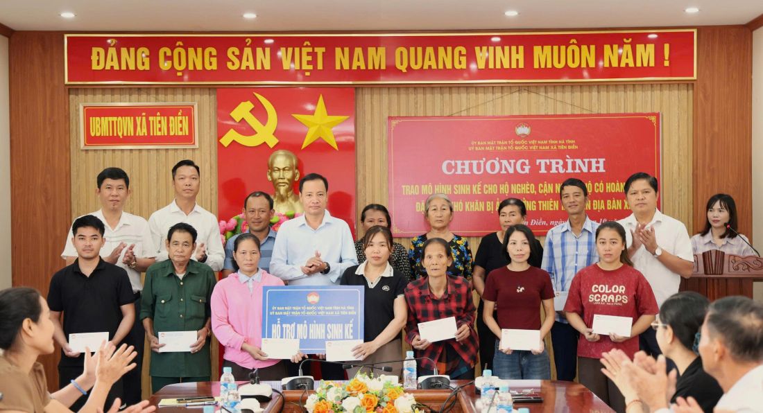 Trao mô hình sinh kế cho các hộ nghèo, cận nghèo, hộ có hoàn cảnh khó khăn bị ảnh hưởng, thiệt hại do thiên tai.
