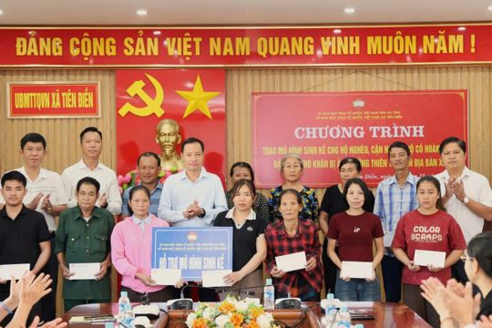 Trao mô hình sinh kế cho các hộ nghèo, cận nghèo, hộ có hoàn cảnh khó khăn bị ảnh hưởng, thiệt hại do thiên tai.