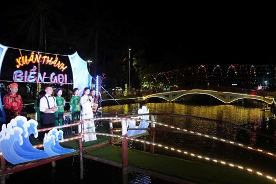 Ấn tượng chương trình giao lưu dân ca, ví dặm, ca trù và diễn xướng trò Kiều phục vụ khách du lịch.