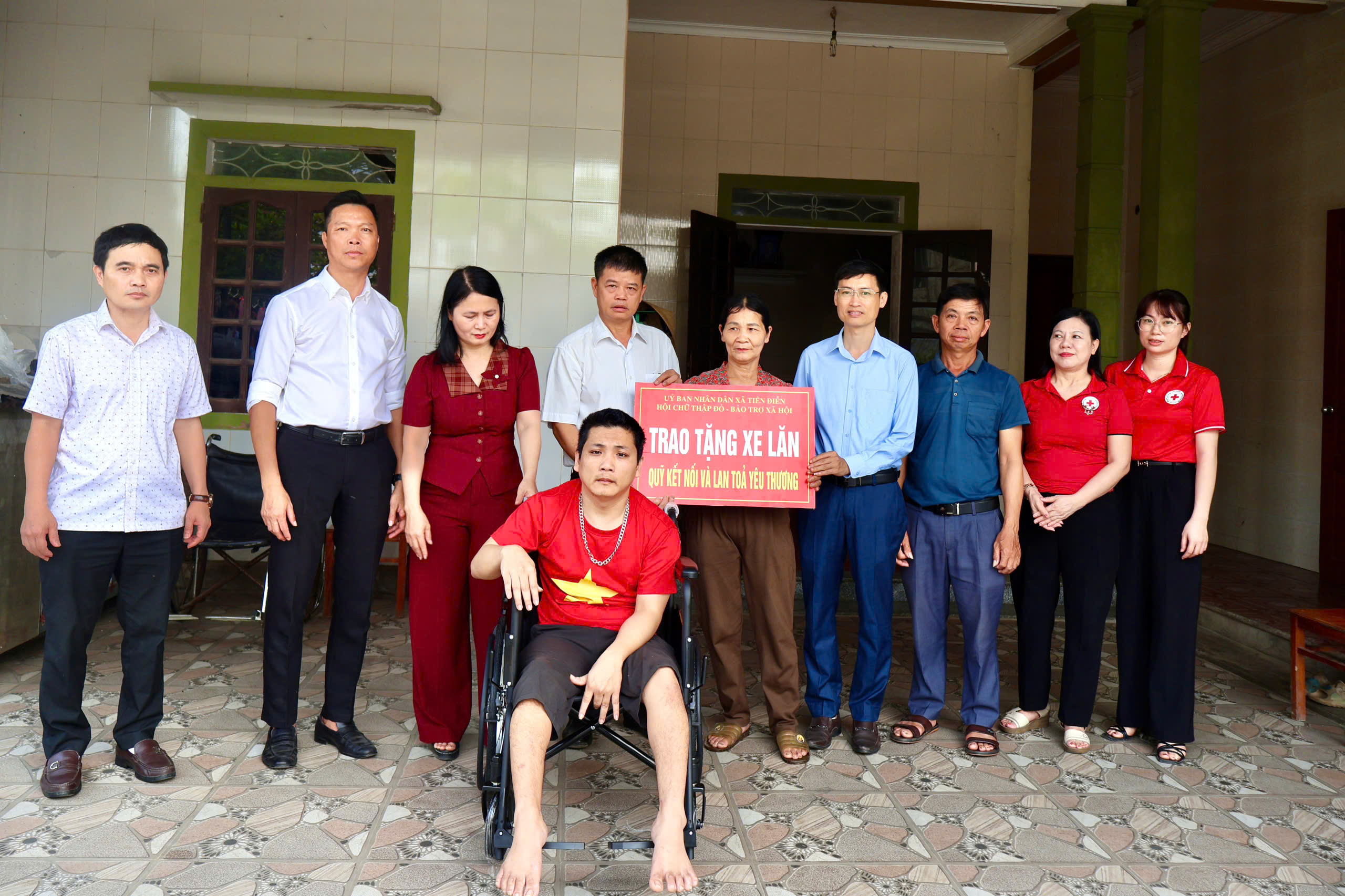 Trao 6 chiếc xe lăn cho người khuyết tật có hoàn cảnh khó khăn 