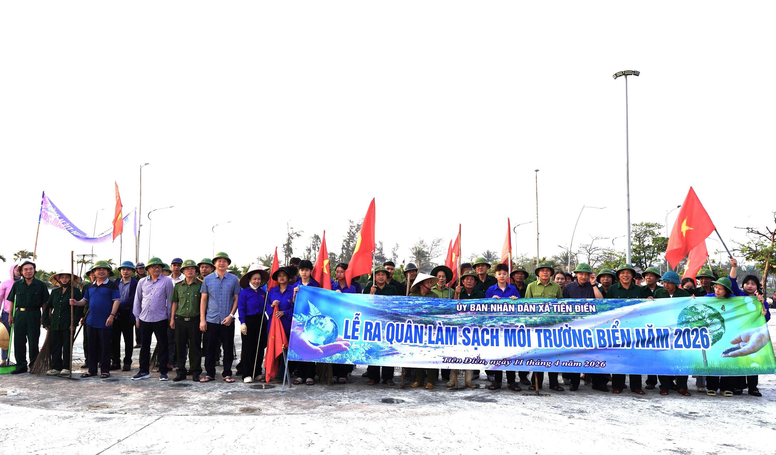Sôi nổi ra quân tổng dọn vệ sinh môi trường, chỉnh trang cảnh quan tại khu du lịch biển Xuân Thành