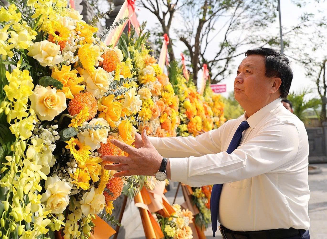  Chiều ngày 20/12, đồng chí Nguyễn Xuân Thắng - Ủy viên Bộ Chính trị, Giám đốc Học viện Chính trị Quốc gia Hồ Chí Minh, Chủ tịch Hội đồng lý luận Trung ương cùng đoàn công tác đã tới dâng hương tại phần mộ và Khu lưu niệm Đại thi hào Nguyễn Du.