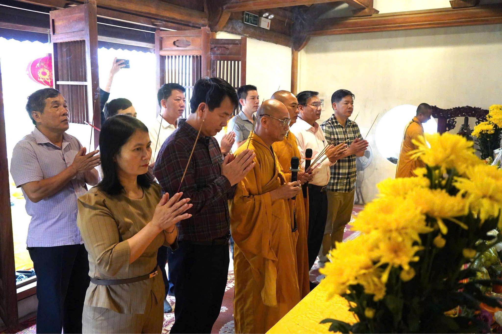Trang nghiêm lễ cầu quốc thái dân an ở chùa Trường Ninh.