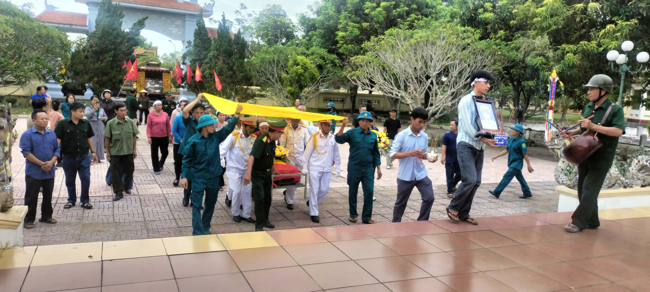 Lễ đón nhận, truy điệu và an táng hài cốt liệt sỹ Trần Đức Hoà tại nghĩa trang liệt sỹ. 