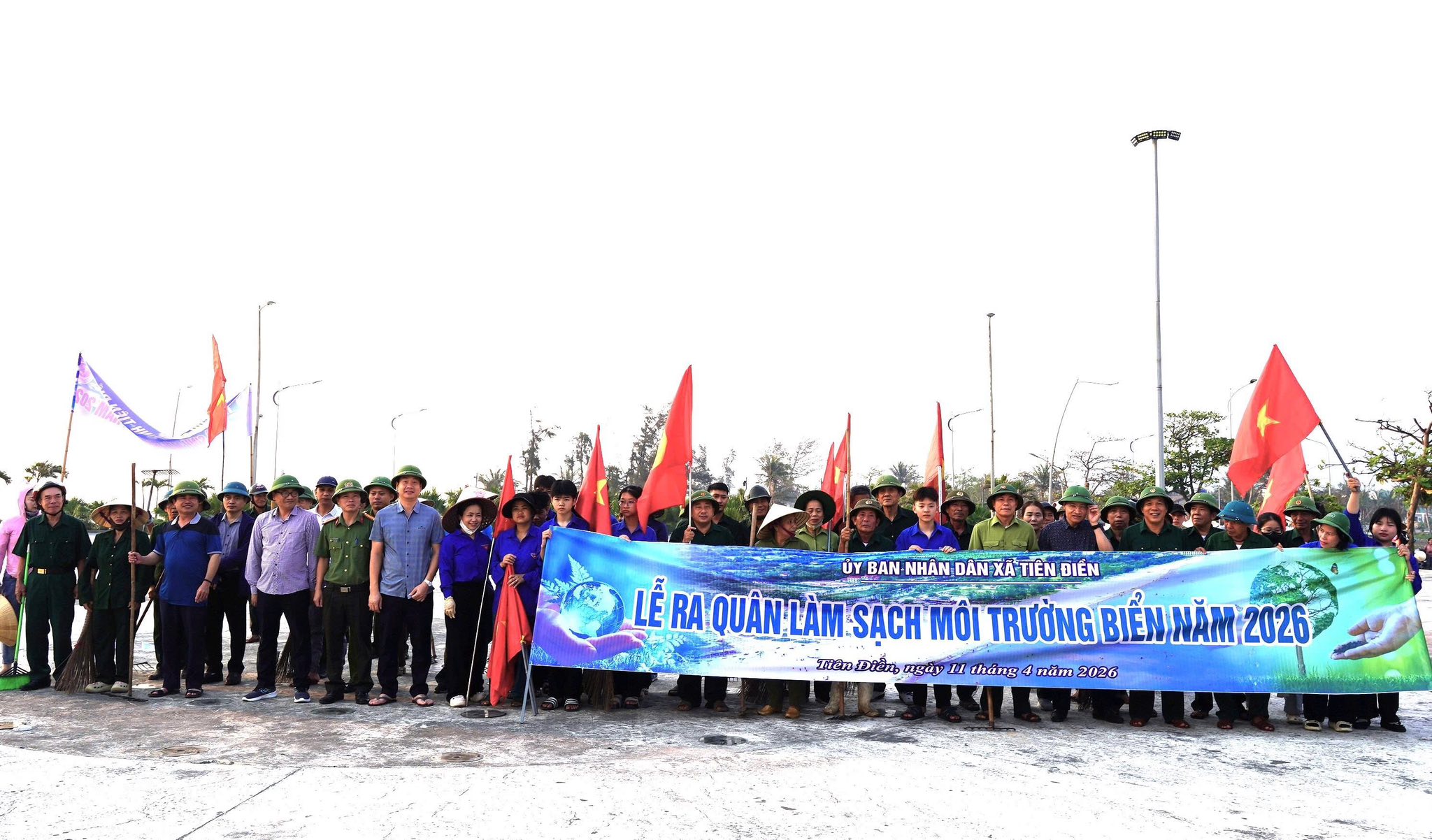 Sôi nổi ra quân tổng dọn vệ sinh môi trường, chỉnh trang cảnh quan tại khu du lịch biển Xuân Thành