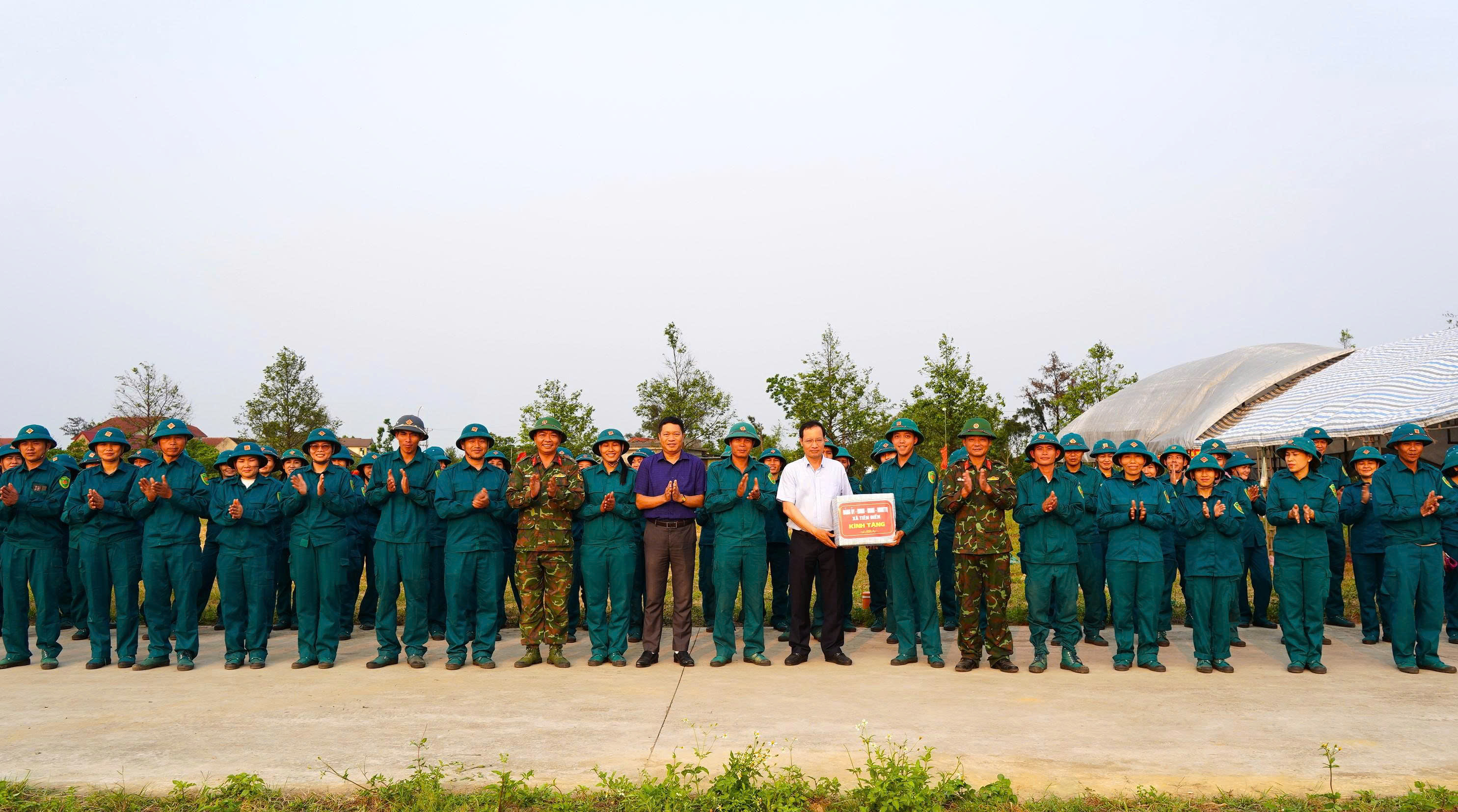 Bí thư Đảng ủy xã Tiên Điền thăm, tặng quà lực lượng dân quân cơ động tham gia huấn luyện. 