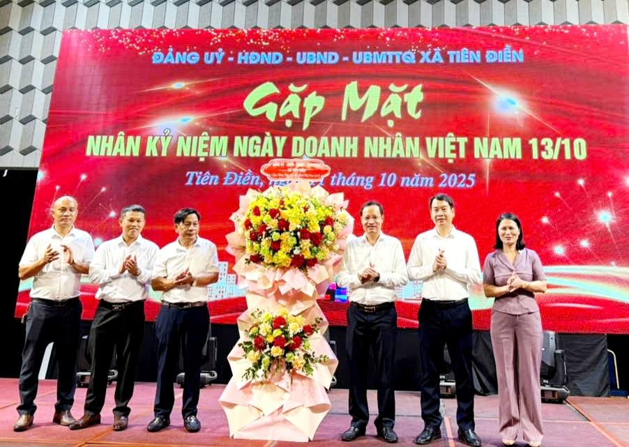 L&atilde;nh đạo địa phương ch&uacute;c mừng c&aacute;c doanh nghiệp