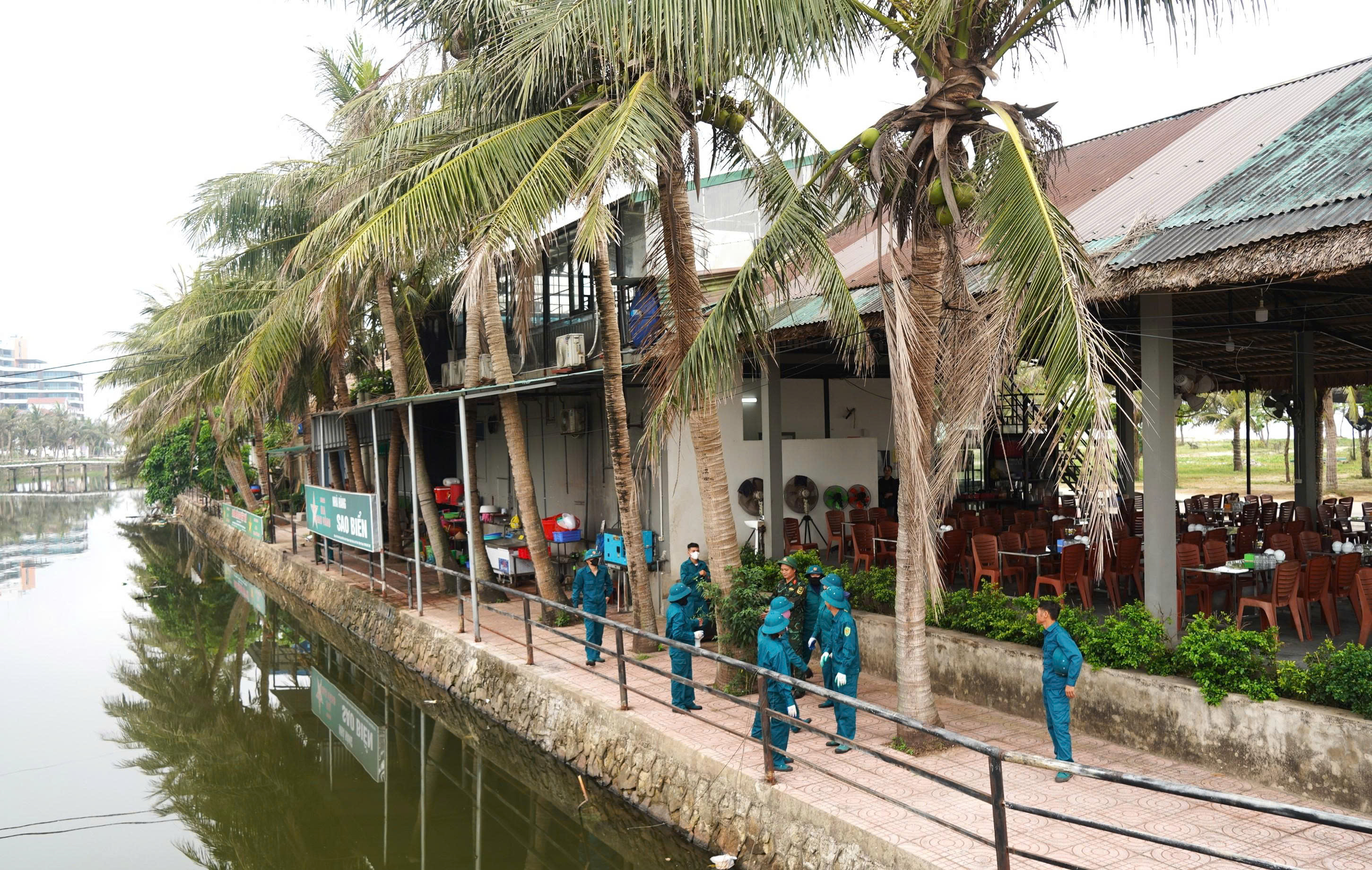 Sẽ xử lý nghiêm tình trạng lấn chiếm hành lang đi bộ dọc kênh nước ngọt tại khu du lịch biển Xuân Thành. 
