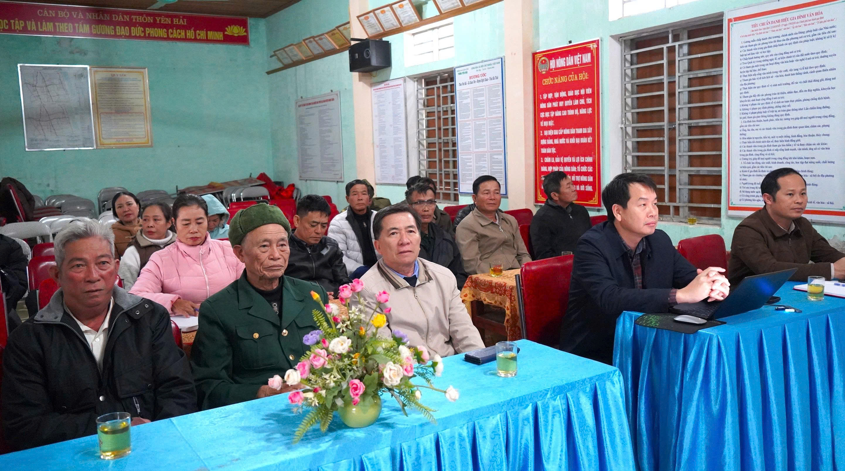 Chủ tịch UBND xã Tiên Điền Phan Văn Lĩnh dự sinh hoạt Chi bộ thường kỳ tại thôn Hải Lợi.