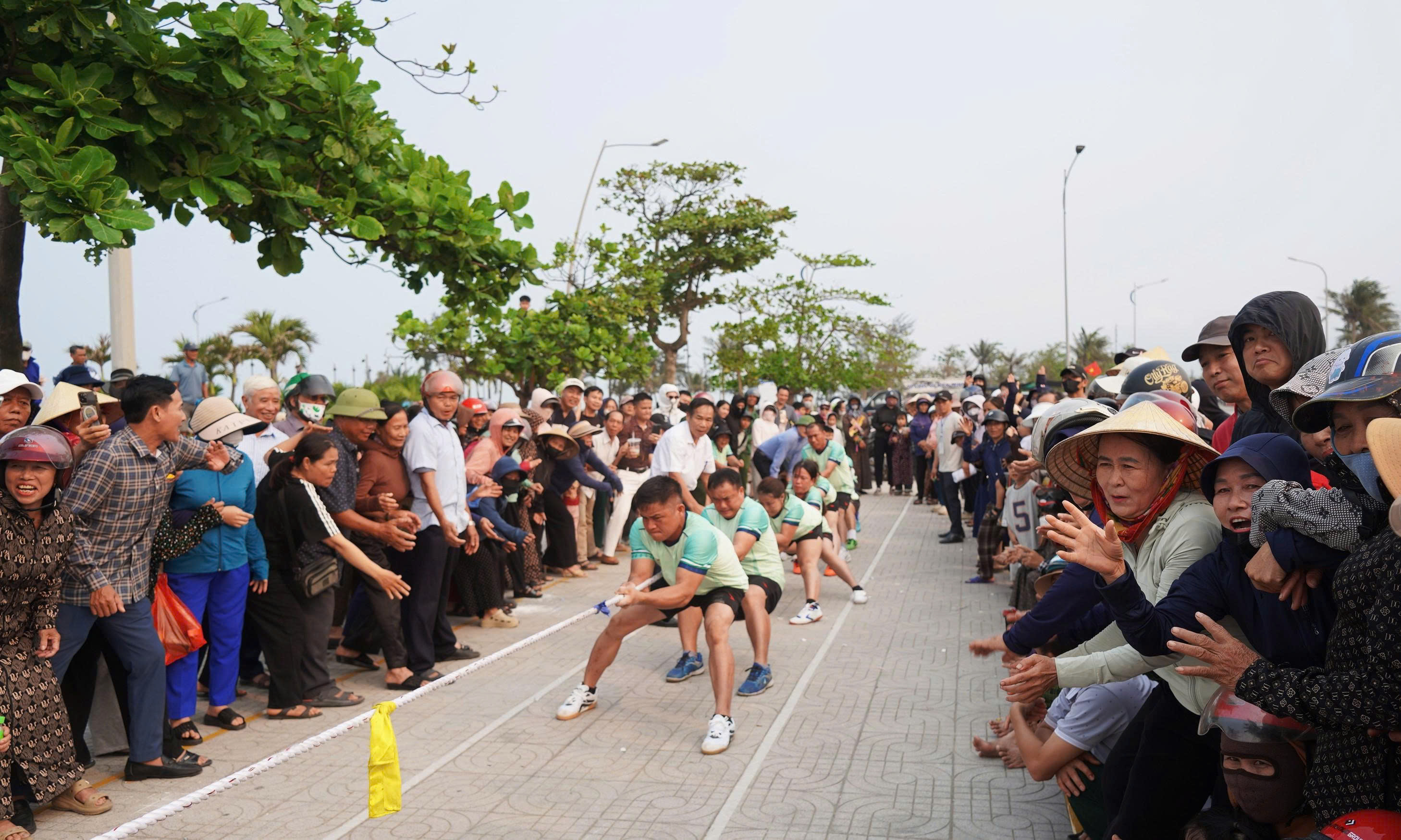 Hấp dẫn, kịch tính từ đầu đến cuối giải kéo co chào mừng khai trương du lịch biển Xuân Thành năm 2026