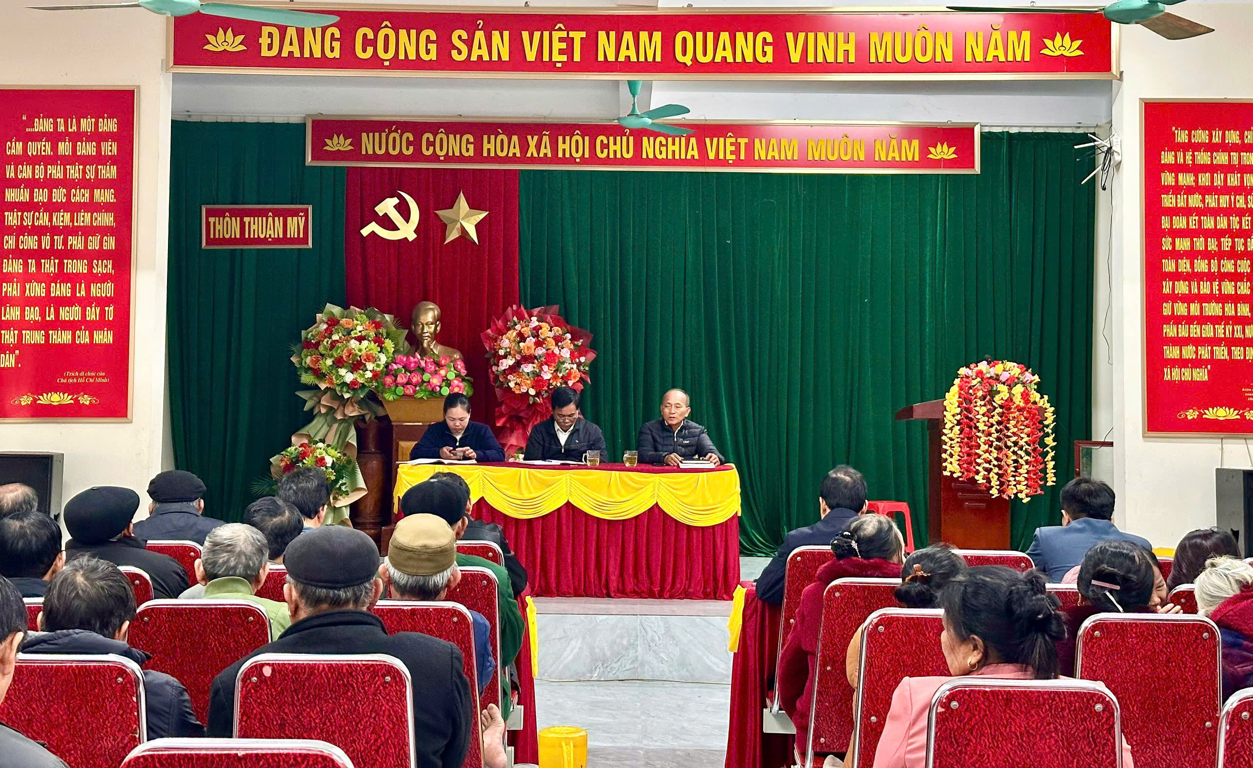 Bí thư Đảng ủy Nguyễn Văn Hiếu tham gia sinh hoạt chi bộ tại thôn Thuận Mỹ