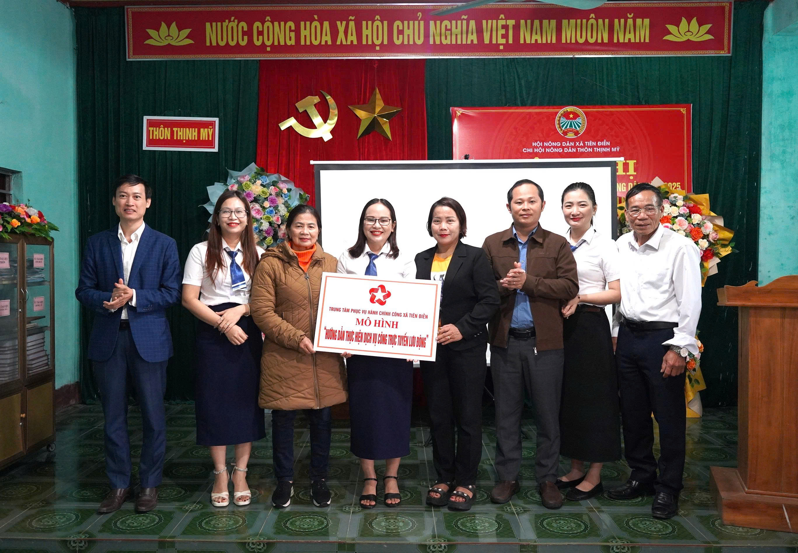 Tiên Điền ra mắt mô hình “hướng dẫn thực hiện dịch vụ công trực tuyến lưu động” 