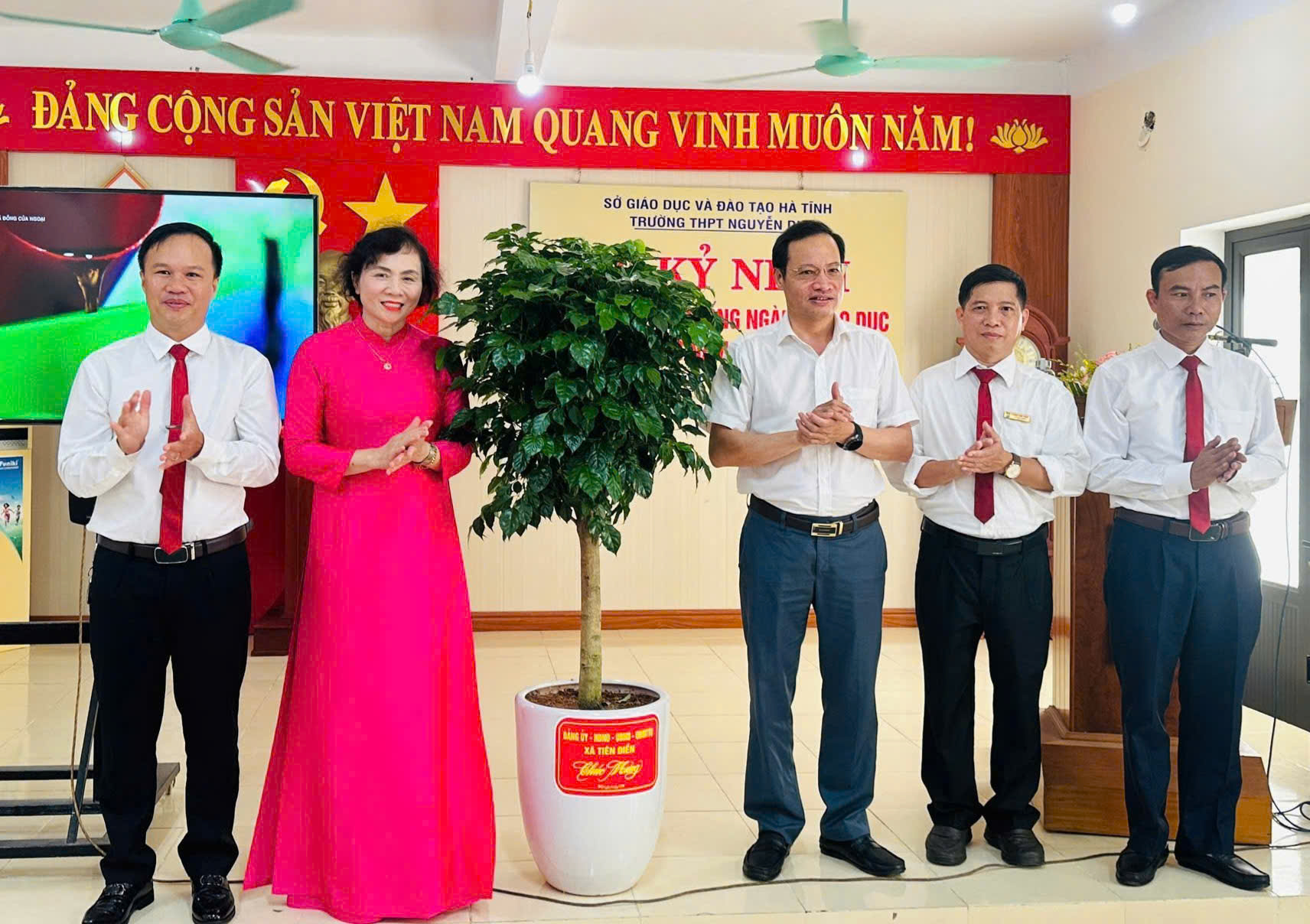 Lãnh đạo UBND xã Tiên Điền chúc mừng khai giảng năm học mới 2025-2026 